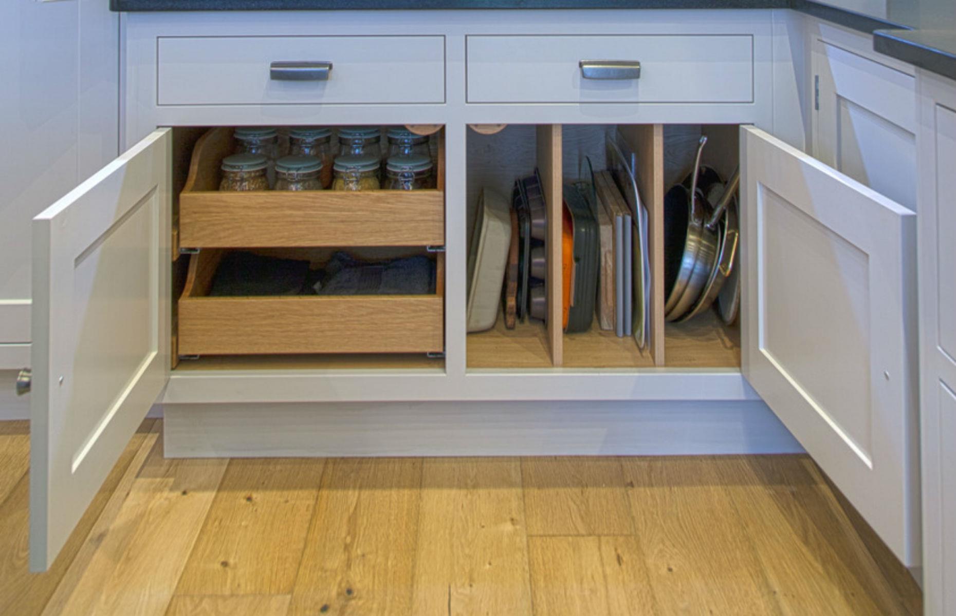 Choose vertical shelves in the kitchen